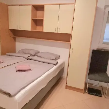 Apartment Alma *